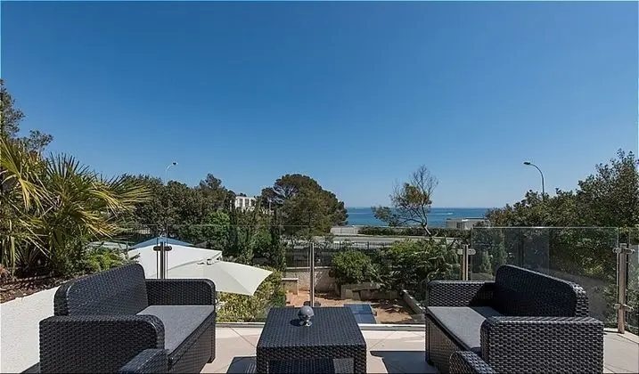 Family Oda, Deniz Manzaralı (Parel)