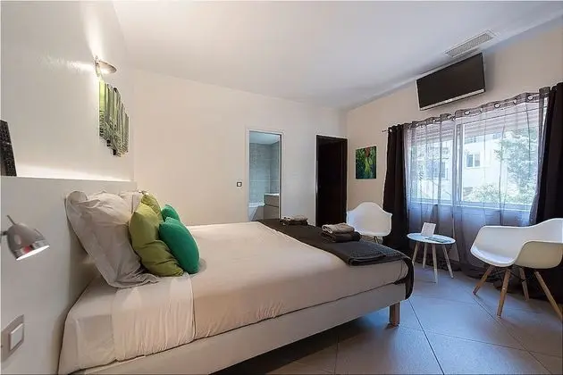 Tek Büyük Yataklı Oda, Bahçe Manzaralı (Jaspis)