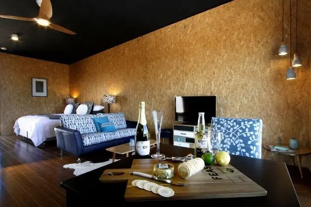 Villa (Black)