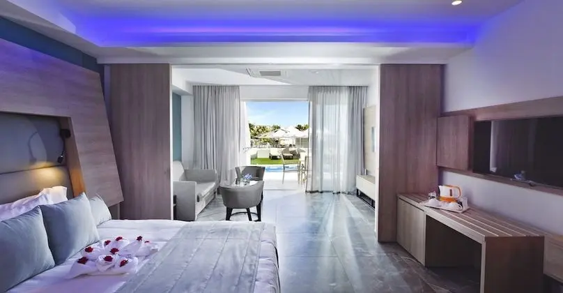 Grand Süit, Kısmi Deniz Manzaralı (Private Pool and Jacuzzi)