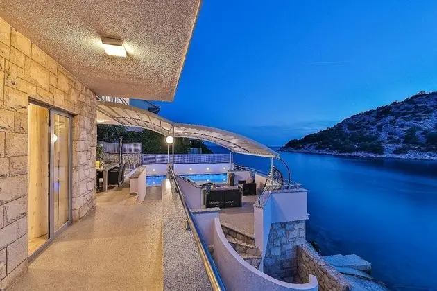 Ev (Peros - heated pool - H(8+1))