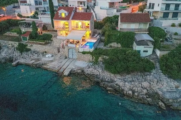 Ev (Peros - heated pool - H(8+1))
