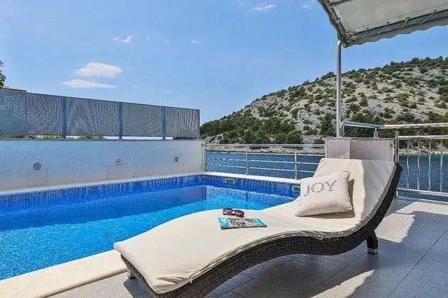 Ev (Peros - heated pool - H(8+1))