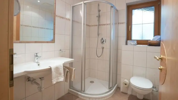 Tek Büyük Yataklı Oda, Balkon, Dağ Manzaralı