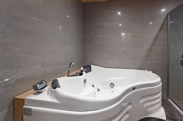 Superior Villa, 5 Yatak Odası, Sauna, Göl Manzaralı (Villa Lohi)