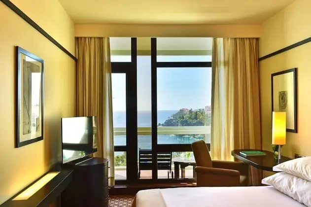 Tek Büyük veya İki Ayrı Yataklı Oda, Kısmi Deniz Manzaralı (Side Sea View)