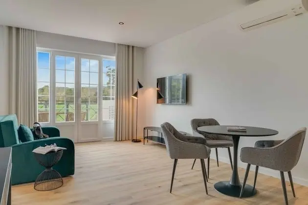 Family Oda, Balkon (Club House)