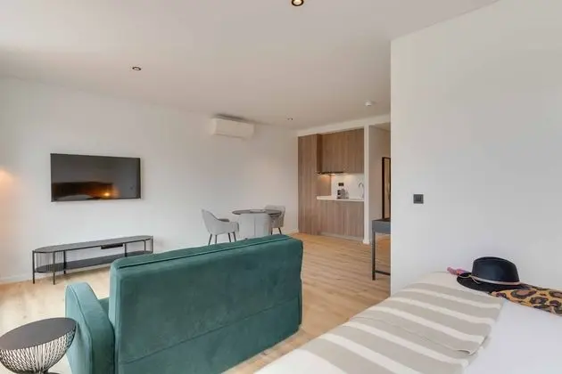 Family Oda, Balkon (Club House)