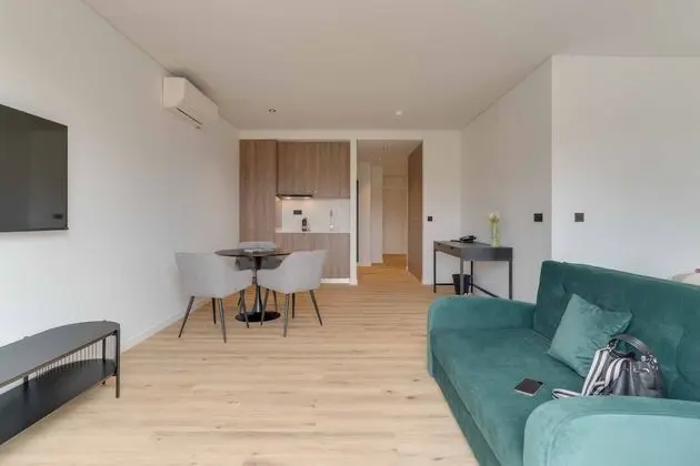 Family Oda, Balkon (Club House)