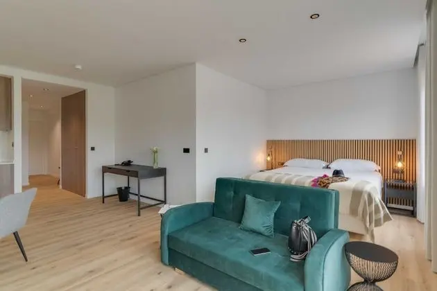 Family Oda, Balkon (Club House)