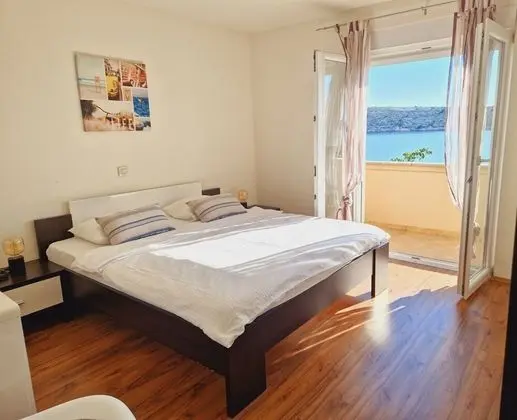 Ev (Pet - 20m from the sea - H(6))