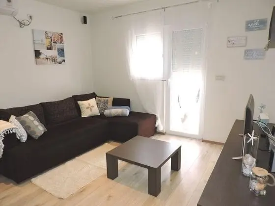 Ev (Pet - 20m from the sea - H(6))