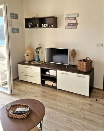 Ev (Pet - 20m from the sea - H(6))