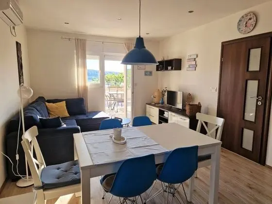 Ev (Pet - 20m from the sea - H(6))