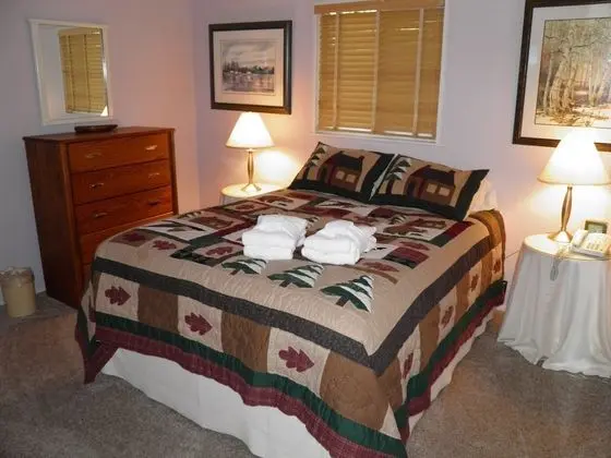 Ev (Pet Friendly, Cozy with wrap around p)