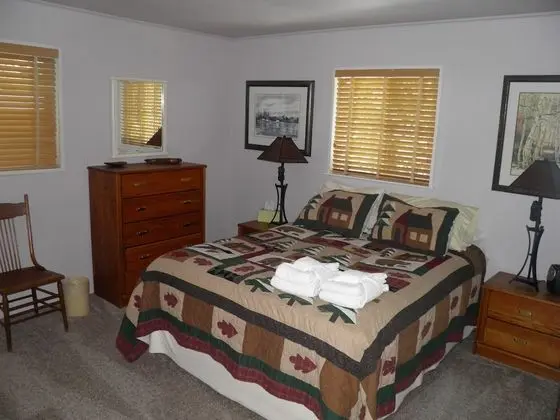 Ev (Pet Friendly, Cozy with wrap around p)