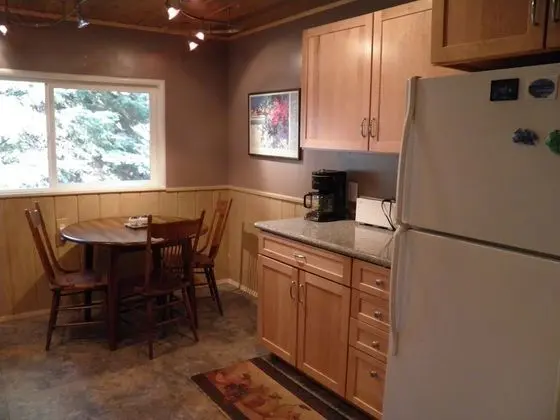 Ev (Pet Friendly, Cozy with wrap around p)