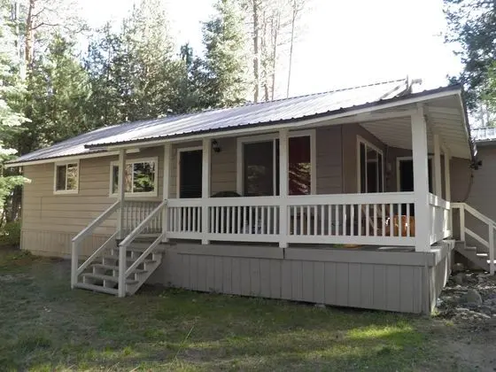 Ev (Pet Friendly, Cozy with wrap around p)