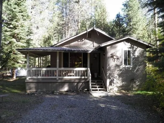Ev (Pet Friendly, Cozy with wrap around p)