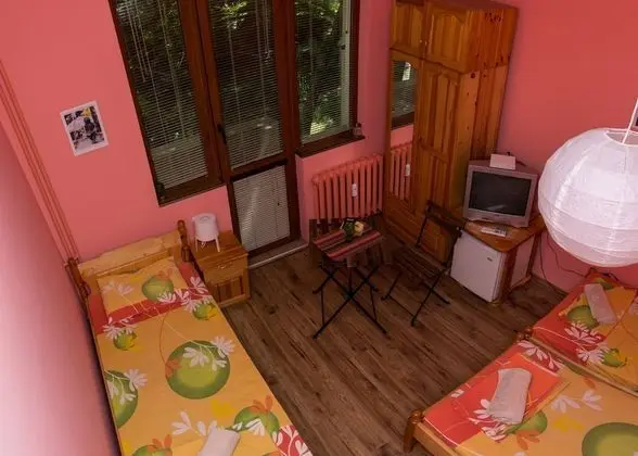 Standard Üç Kişilik Oda, 3 Tek Kişilik Yatak, Ortak Banyo, Avlu Manzaralı