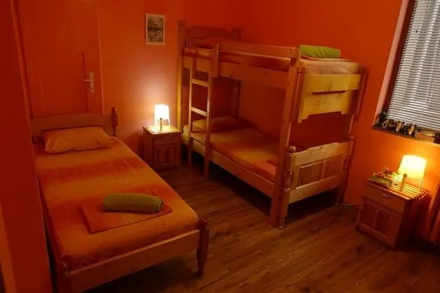 Standard Üç Kişilik Oda, 3 Tek Kişilik Yatak, Ortak Banyo, Avlu Manzaralı