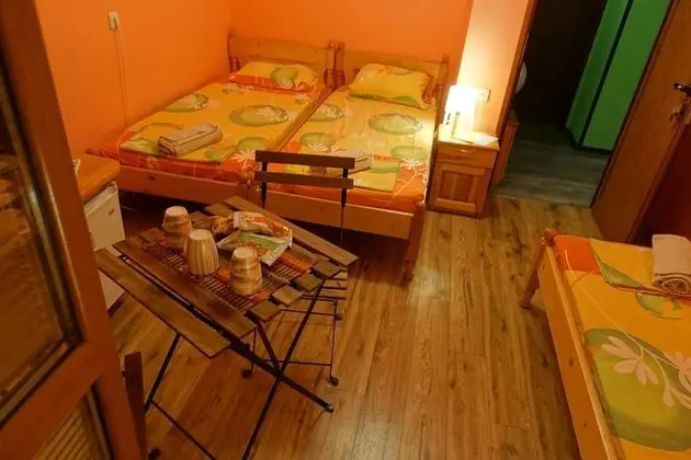 Standard Üç Kişilik Oda, 3 Tek Kişilik Yatak, Ortak Banyo, Avlu Manzaralı