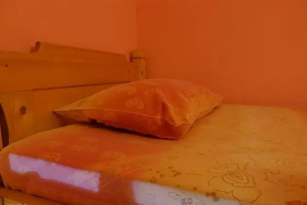 Standard Üç Kişilik Oda, 3 Tek Kişilik Yatak, Ortak Banyo, Avlu Manzaralı