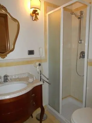 Basic Tek Büyük Yataklı Oda, Banyolu/Duşlu, Avlu Manzaralı
