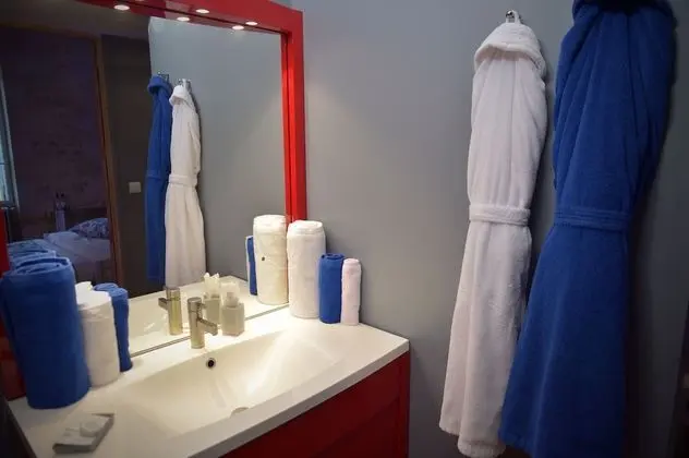 Luxury Tek Büyük Yataklı Oda, Banyolu/Duşlu, Bahçe Manzaralı (Chambre Bleue)