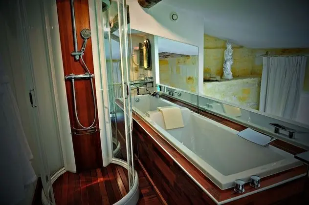 Luxury Tek Büyük Yataklı Oda, Banyolu/Duşlu, Park Manzaralı (Chambre Blanche)