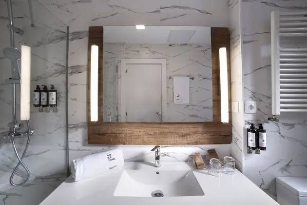 Basic Tek Büyük Yataklı Oda