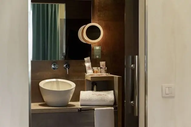 Basic Büyük Yataklı Tek Kişilik Oda, Avlu Manzaralı