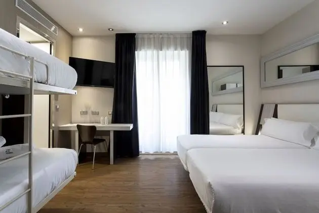 Dört Kişilik Oda, Şehir Manzaralı (Gran Vía View)