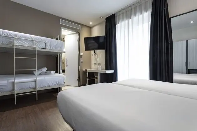 Dört Kişilik Oda, Şehir Manzaralı (Gran Vía View)