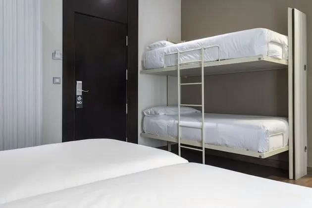 Dört Kişilik Oda, Şehir Manzaralı (Gran Vía View)