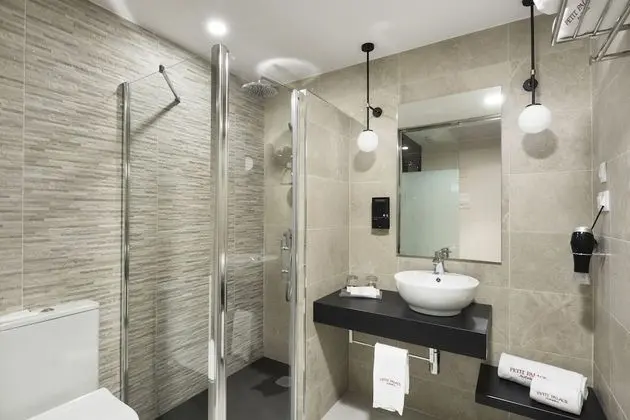 Dört Kişilik Oda, Şehir Manzaralı (Gran Vía View)