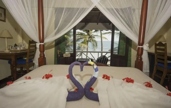 Romantic Tek Büyük Yataklı Oda, 1 Büyük (Queen) Boy Yatak, Balkon, Denize Sıfır