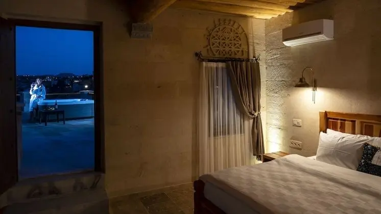Suite (Queen with Spa bath)