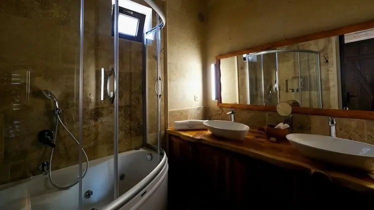 Suite (Queen with Spa bath)