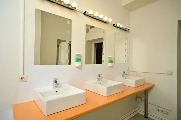 Economy Tek Büyük Yataklı Oda, 1 Çift Kişilik Yatak (Shared Bathroom)