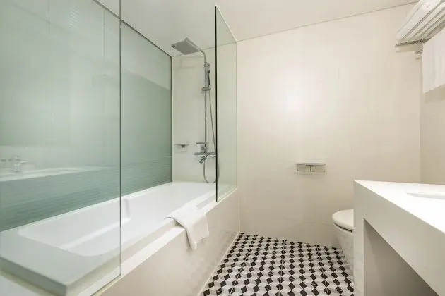 Tek Büyük Yataklı Oda (Urban, Bathtub Included)