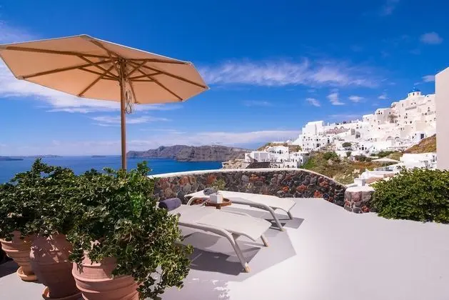 Mantzourana Cliff House with Caldera View