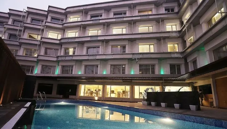 Süit, 1 Çift Kişilik Yatak, Küvet, Havuz Manzaralı