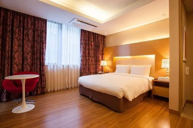 Superior Tek Büyük Yataklı Oda (Bigger than most in Seoul)