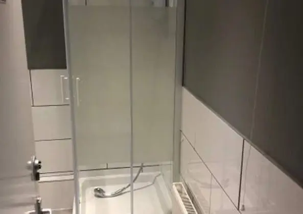 İki Ayrı Yataklı Oda, Ortak Banyo