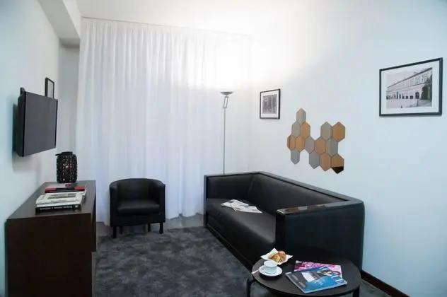 Business Apart Daire, Ek Bina