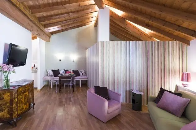 Superior Apart Daire, Ek Bina