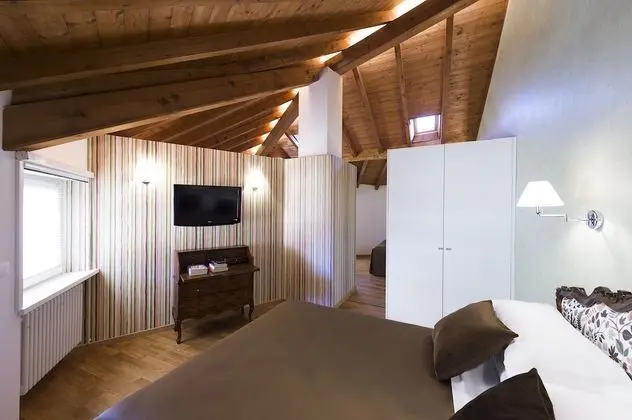 Superior Apart Daire, Ek Bina