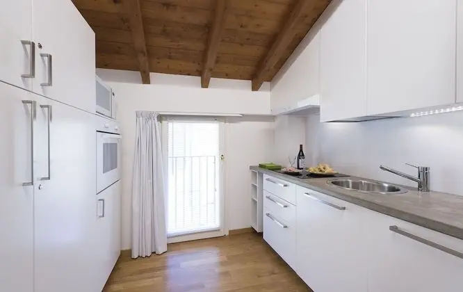 Superior Apart Daire, Ek Bina