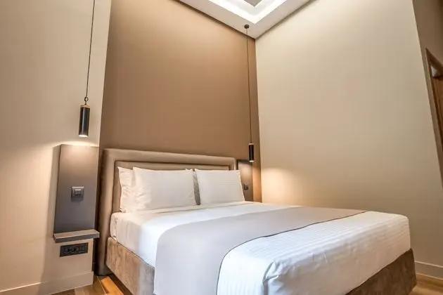Deluxe Tek Büyük Yataklı Oda, Balkon, Bahçe Manzaralı